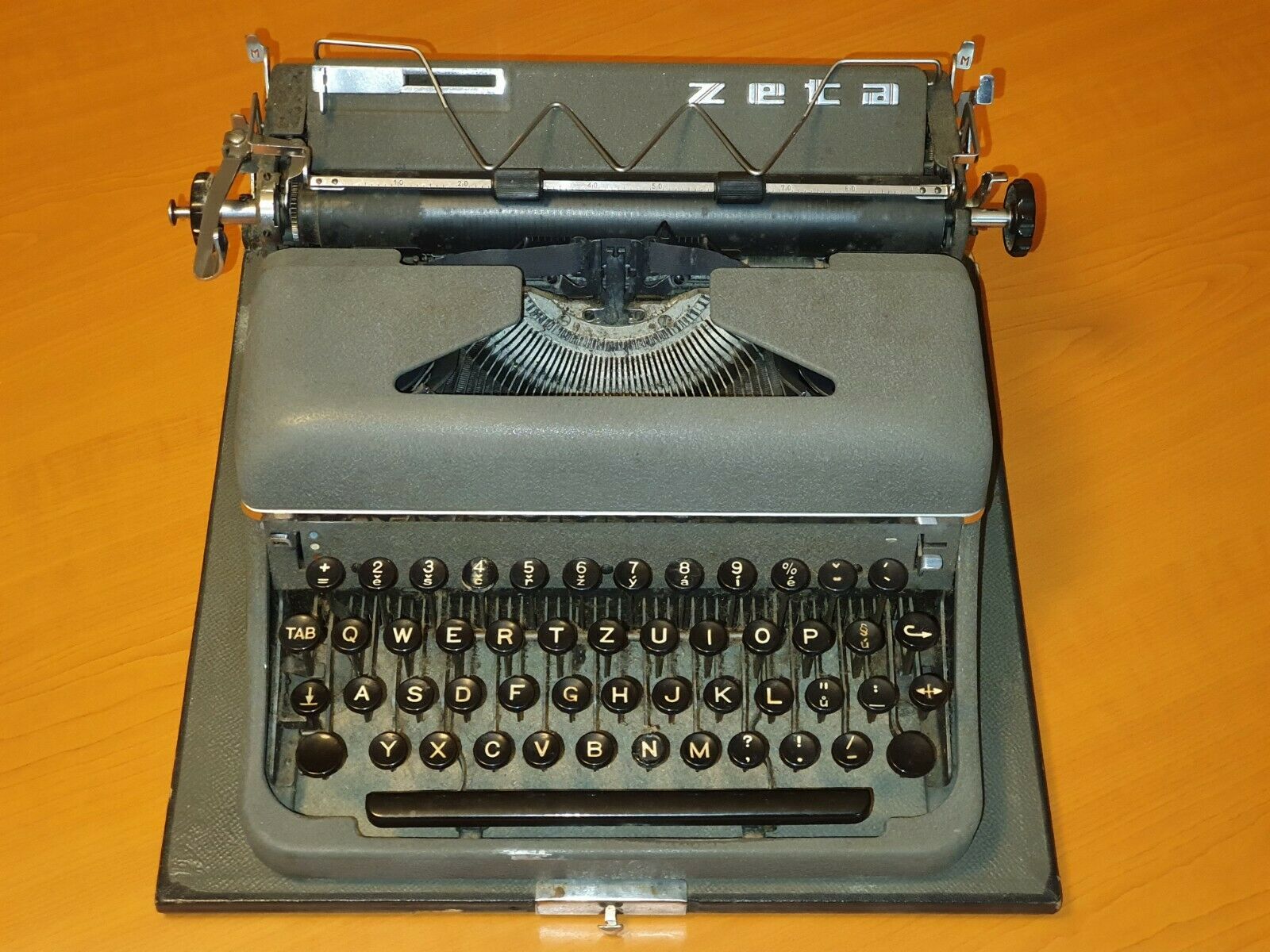 Zeta Portable Vintage Typewriter